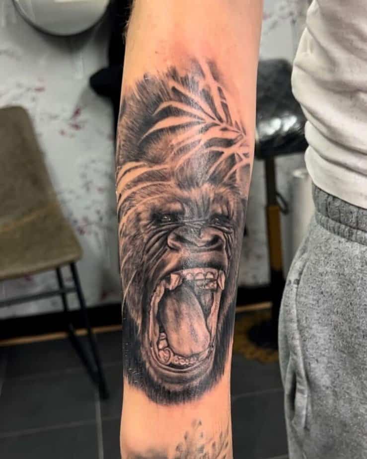 20. Ein Gorilla-Tattoo auf dem Unterarm