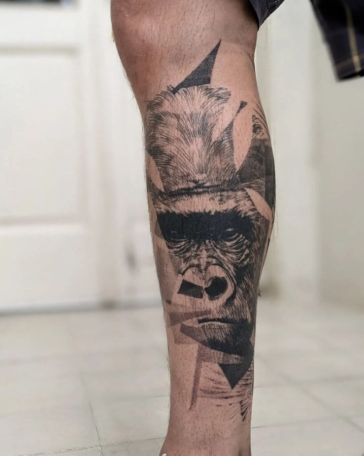 6. Ein abstraktes Gorilla-Tattoo auf dem Bein