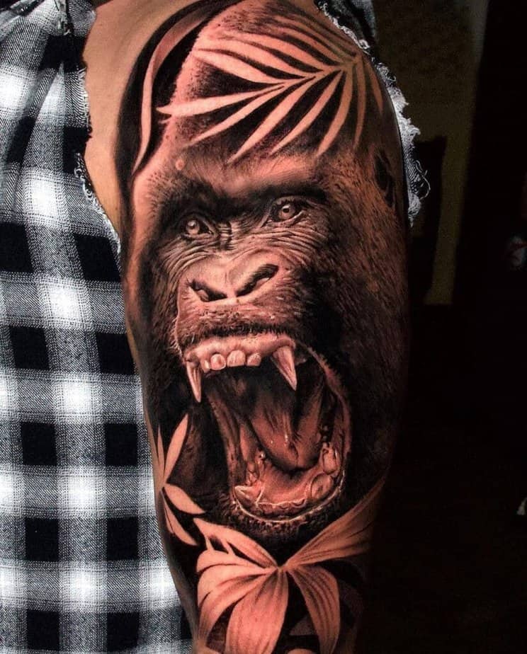 7. Ein Gorilla-Tattoo auf dem Oberarm