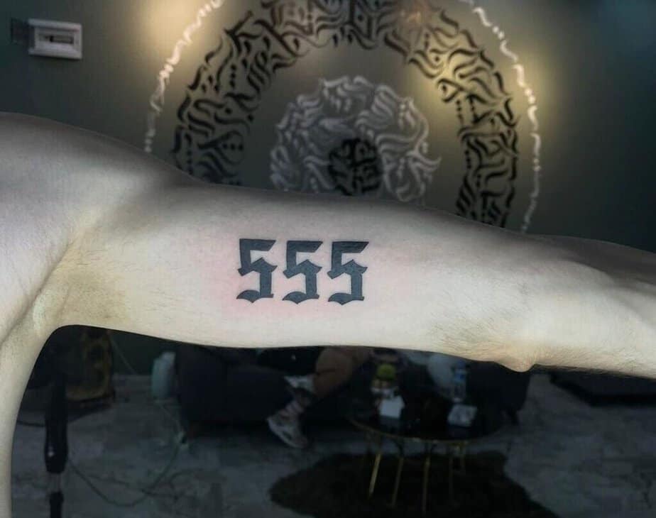 20 Inspirierende 555-Tattoo-Ideen, die Lebensveränderungen feiern