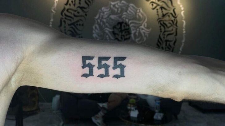 20 Inspirierende 555-Tattoo-Ideen, die Lebensveränderungen feiern