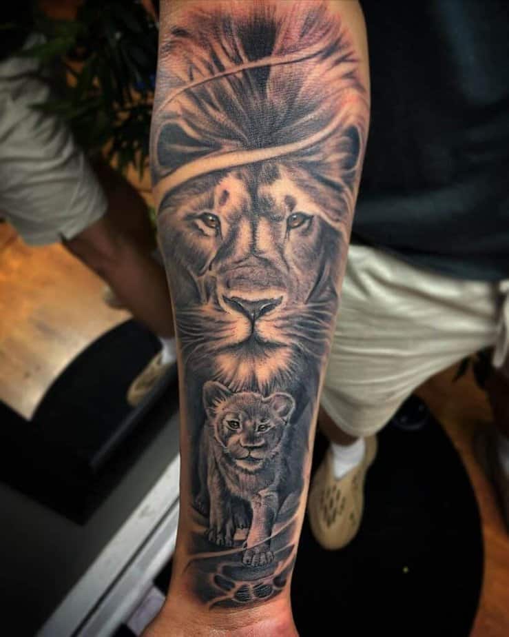 Lion Tattoo Ideen: schwarz und grau Stil
