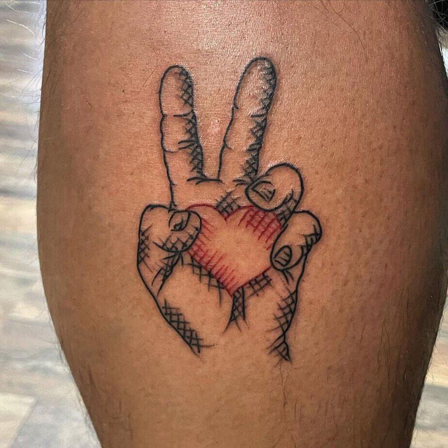Ein Friedenszeichen-Tattoo: die Hand hochhalten