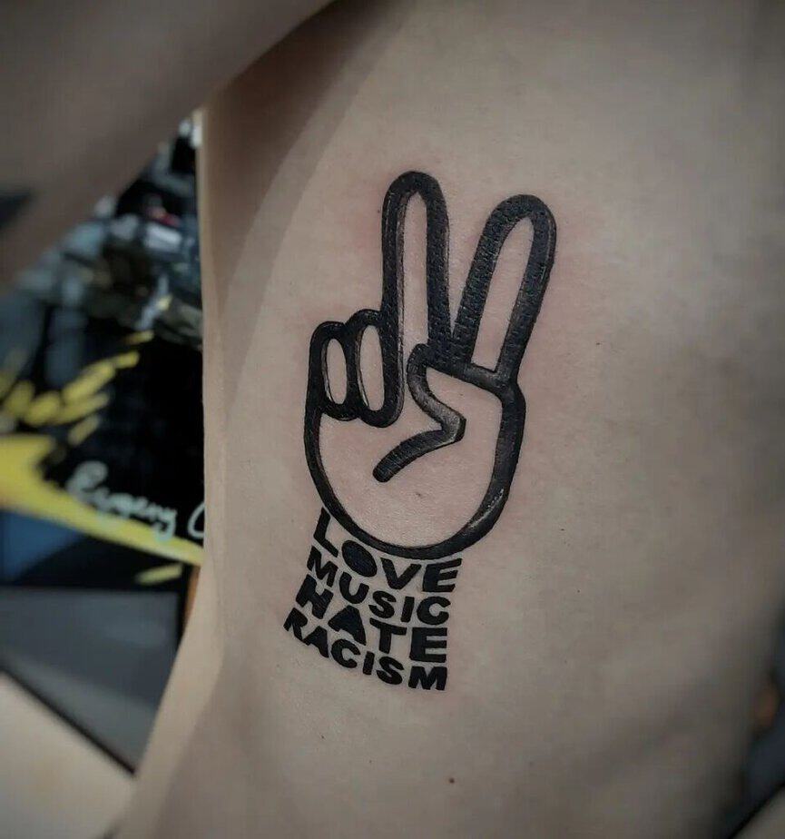 Ein Friedenszeichen-Tattoo: die Hand hochhalten