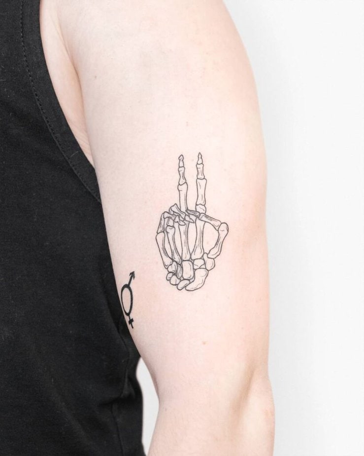 Ein Friedenszeichen-Tattoo: die Hand hochhalten