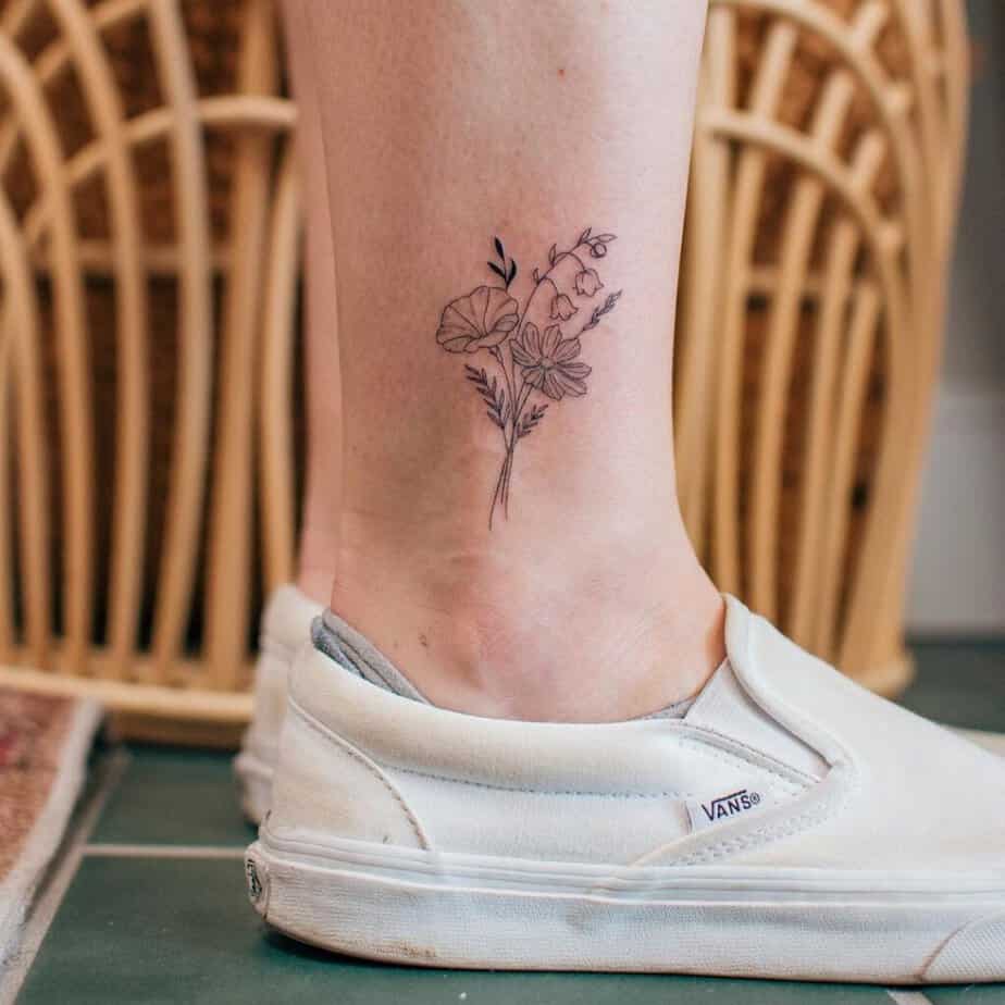 1. Niedliche Knöchel-Blumen-Tattoos