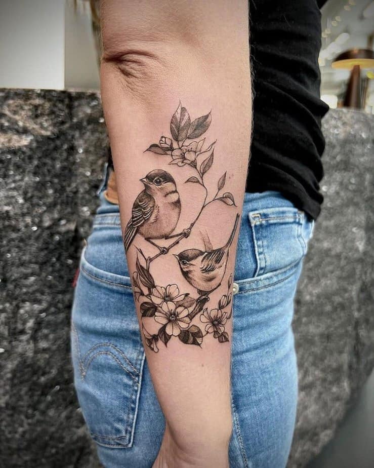 2. Ein süßes Cover-up-Tattoo mit Spatzen und Blumen 