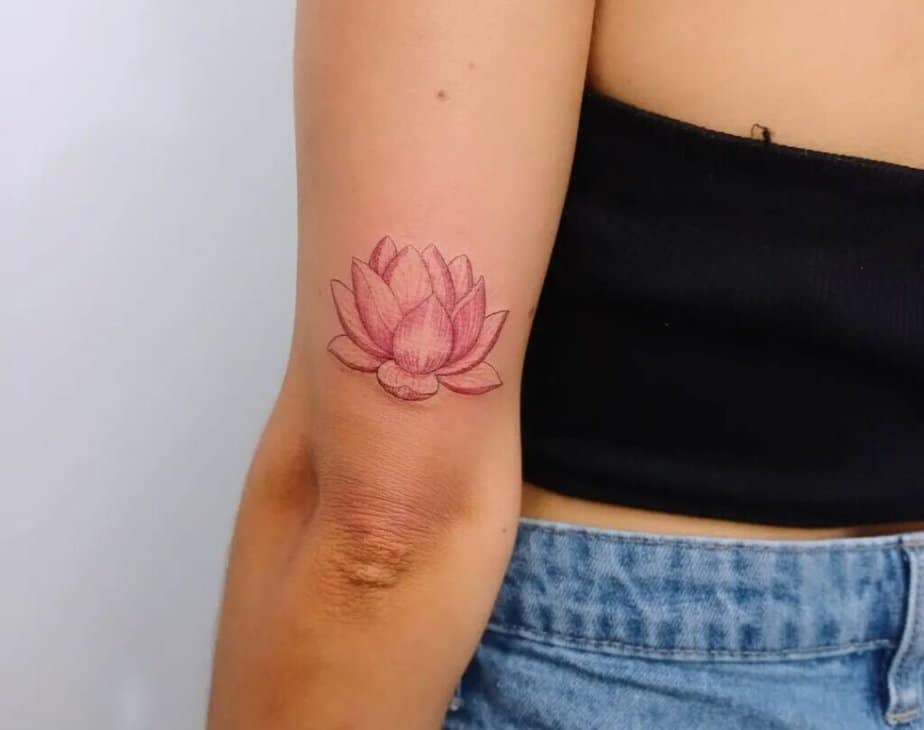 20 Strahlende Blumentattoos, die die Schönheit der Natur erforschen