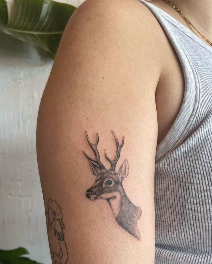 10. Ein mikrorealistisches Hirsch-Tattoo auf dem Oberarm