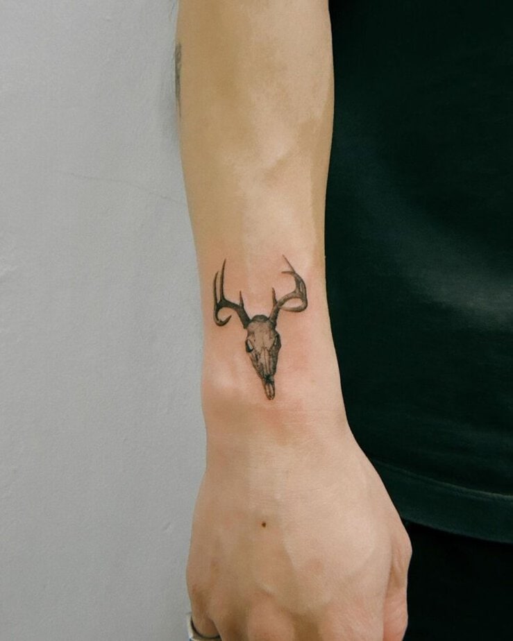 11. Ein winziges Hirsch-Totenkopf-Tattoo auf dem Handgelenk