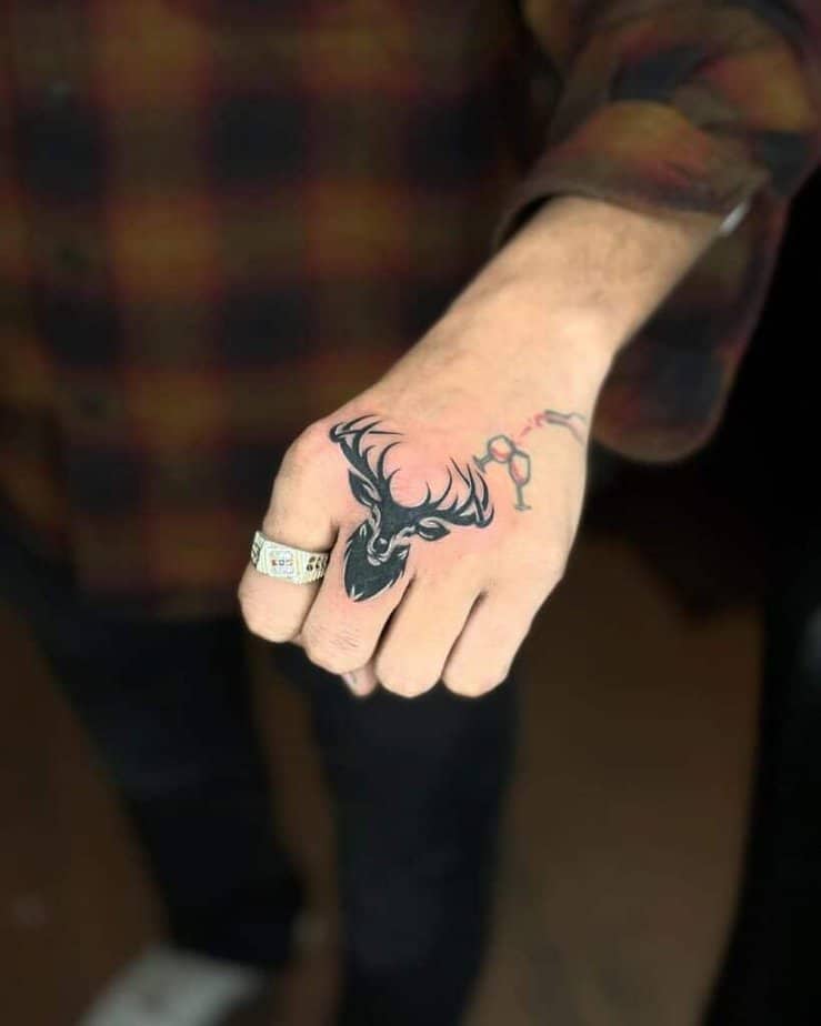 12. Ein Hirsch-Tattoo auf den Fingerknöcheln 