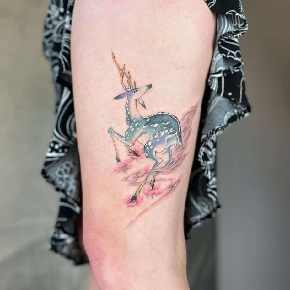 16. Ein Aquarell-Hirsch-Tattoo auf dem Oberschenkel
