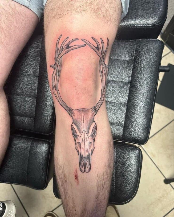 18. Ein Hirsch-Totenkopf-Tattoo auf dem Knie