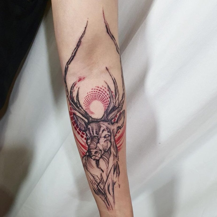 2. Ein Hirsch-Tattoo mit schwarzer und roter Tinte 