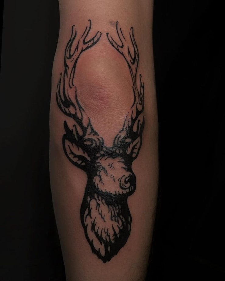20. Ein Hirsch-Tattoo auf dem Ellbogen