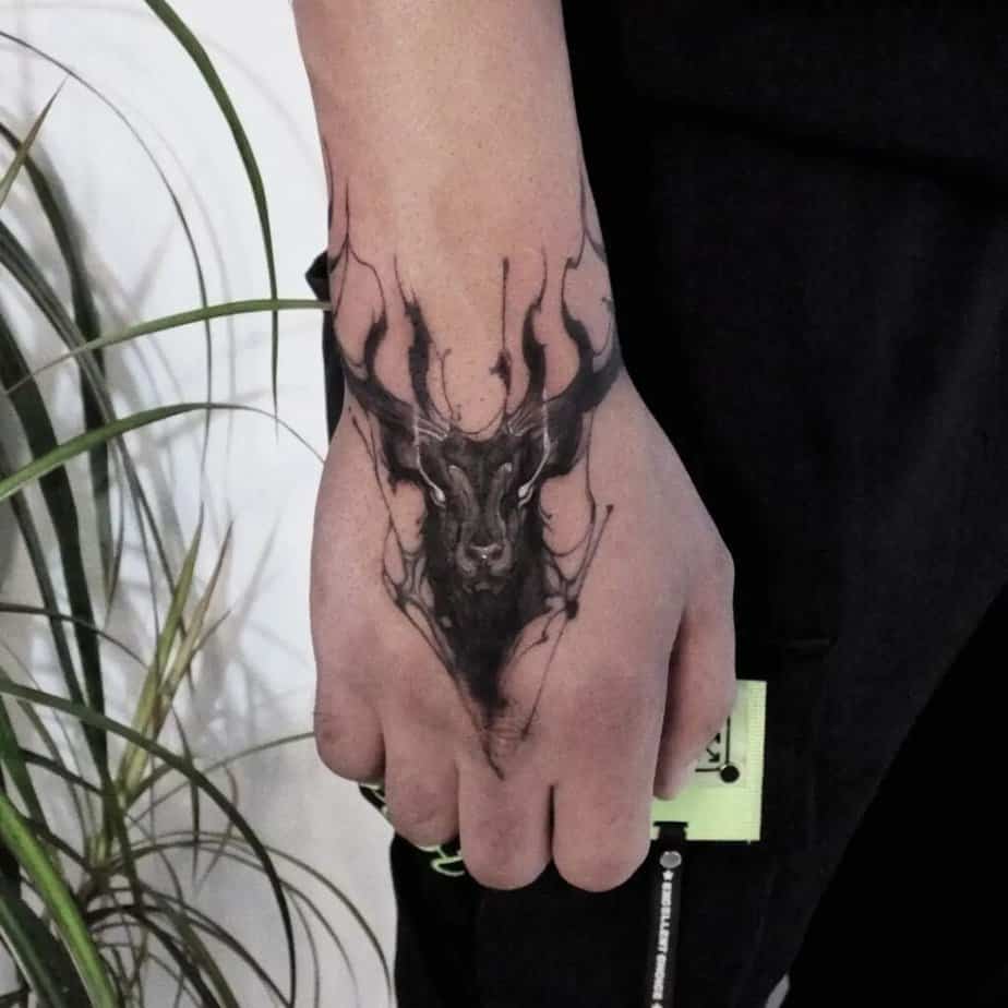 4. Abstraktes Hirsch-Tattoo auf der Hand 