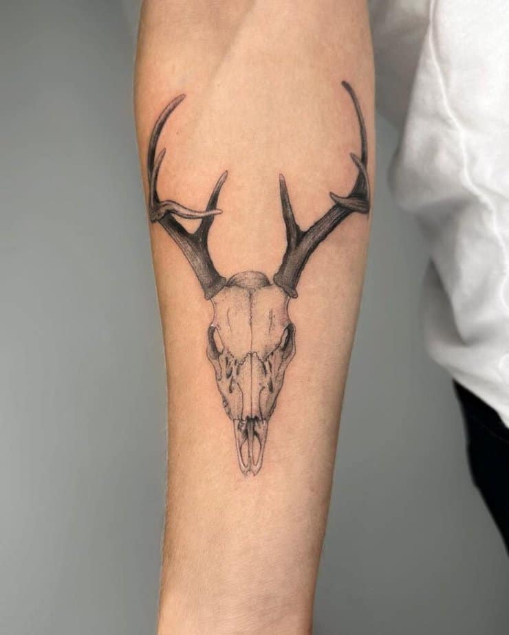 5. Ein Hirsch-Totenkopf-Tattoo auf dem Unterarm