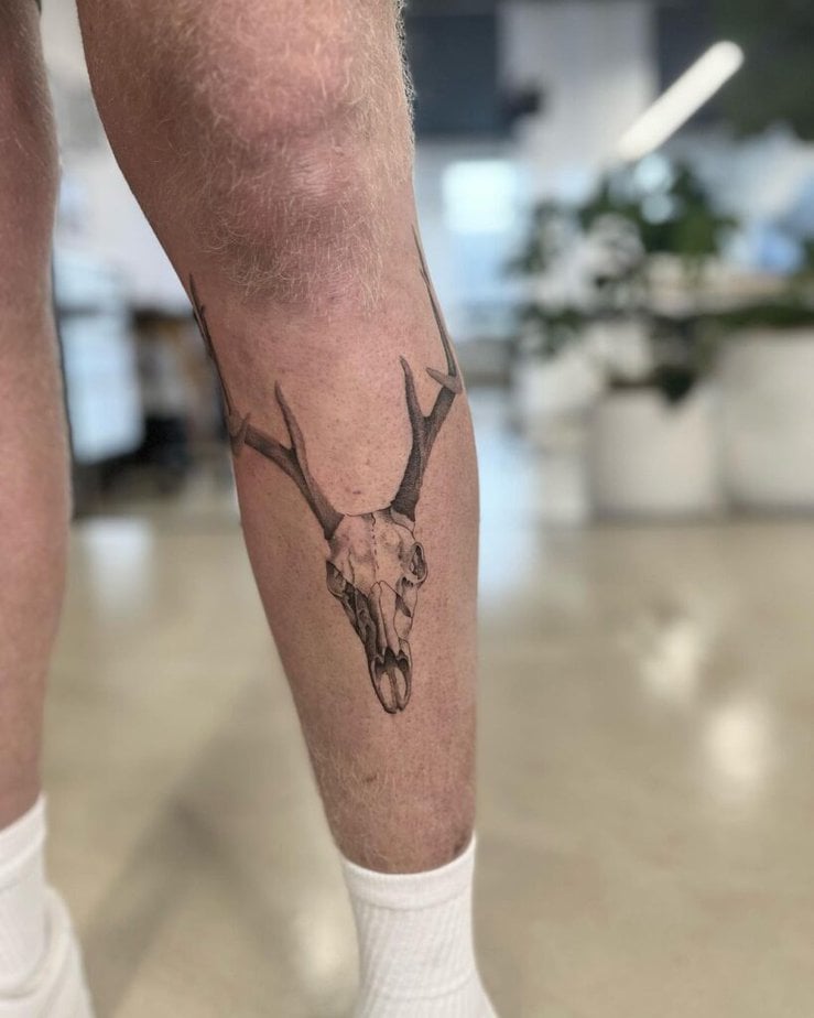 8. Ein Hirsch-Totenkopf-Tattoo auf dem Bein