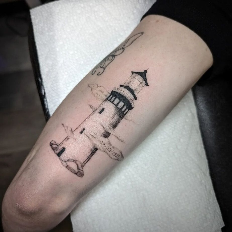 15. Leuchtturm-Tattoo zum Gedenken