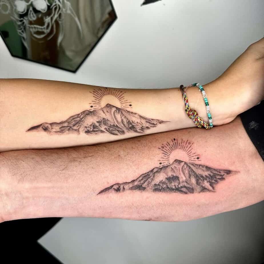 16. Ein passendes Vater-Tochter-Tattoo mit einem Berg