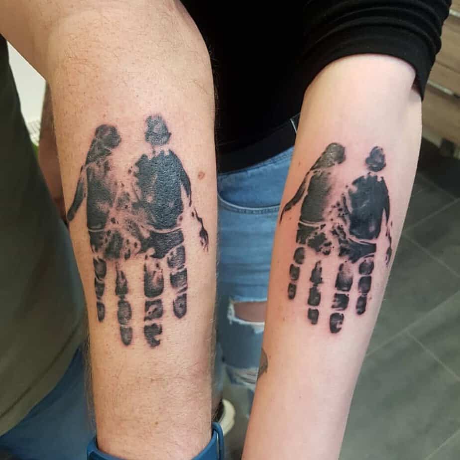 5. Ein Vater-Tochter-Handabdruck-Tattoo 