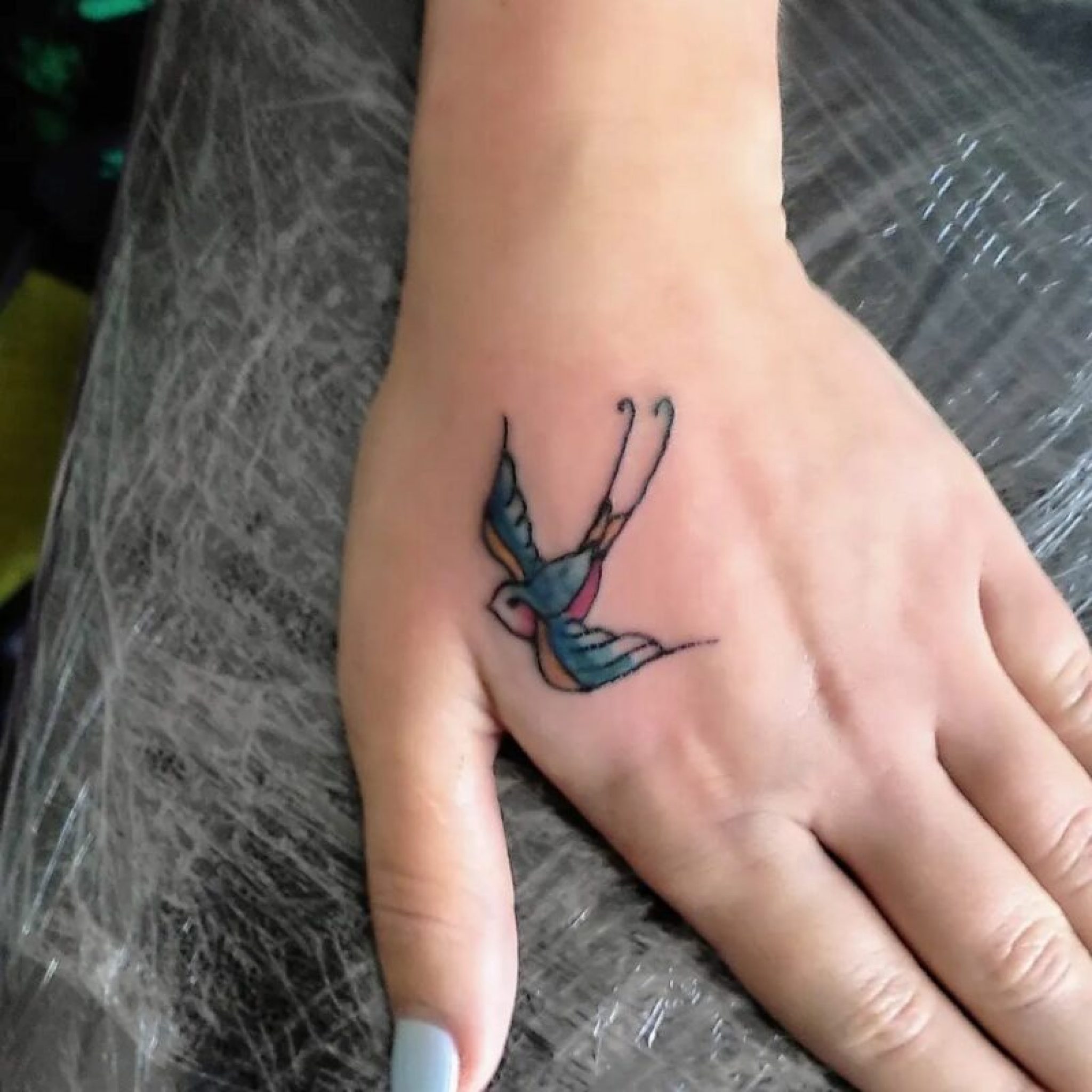 20 atemberaubende Hand-Tattoos für Frauen, die auffallen wollen