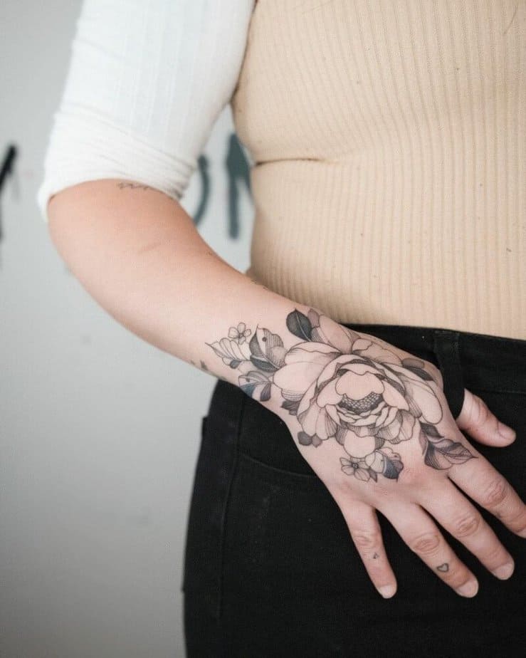 20 atemberaubende Hand-Tattoos für Frauen, die auffallen wollen