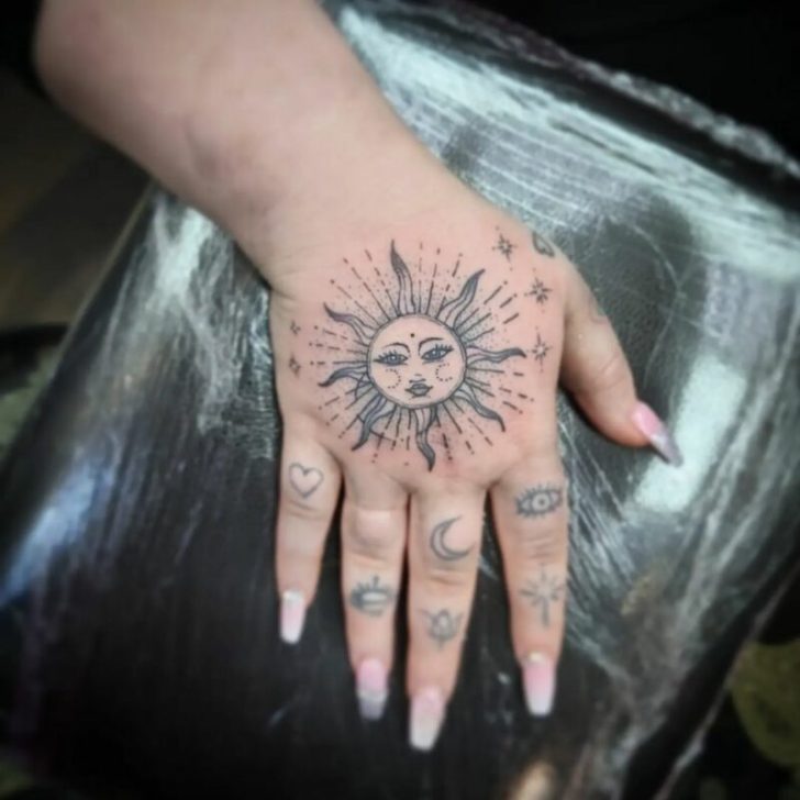 20 atemberaubende Hand-Tattoos für Frauen, die auffallen wollen