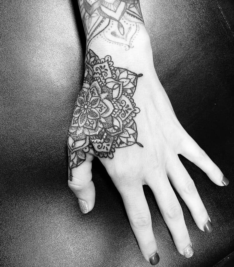 20 atemberaubende Hand-Tattoos für Frauen, die auffallen wollen