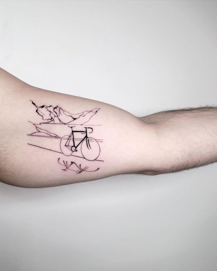 12. Fahrrad-Tattoo mit feinem Strich