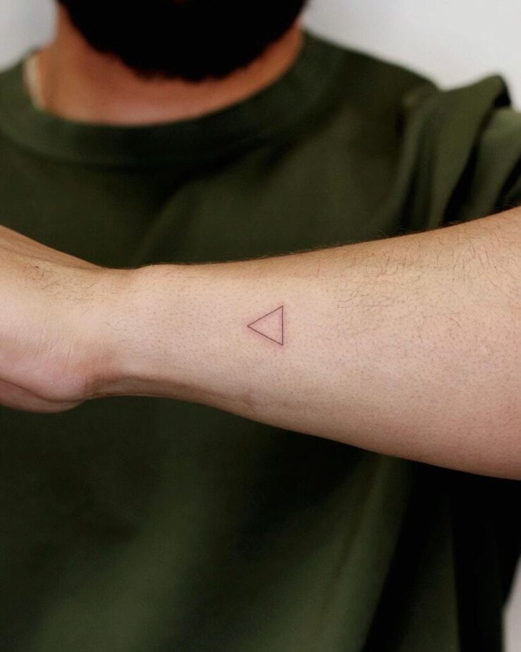 1. Eine winzige Dreiecks-Tätowierung an der Seite des Arms