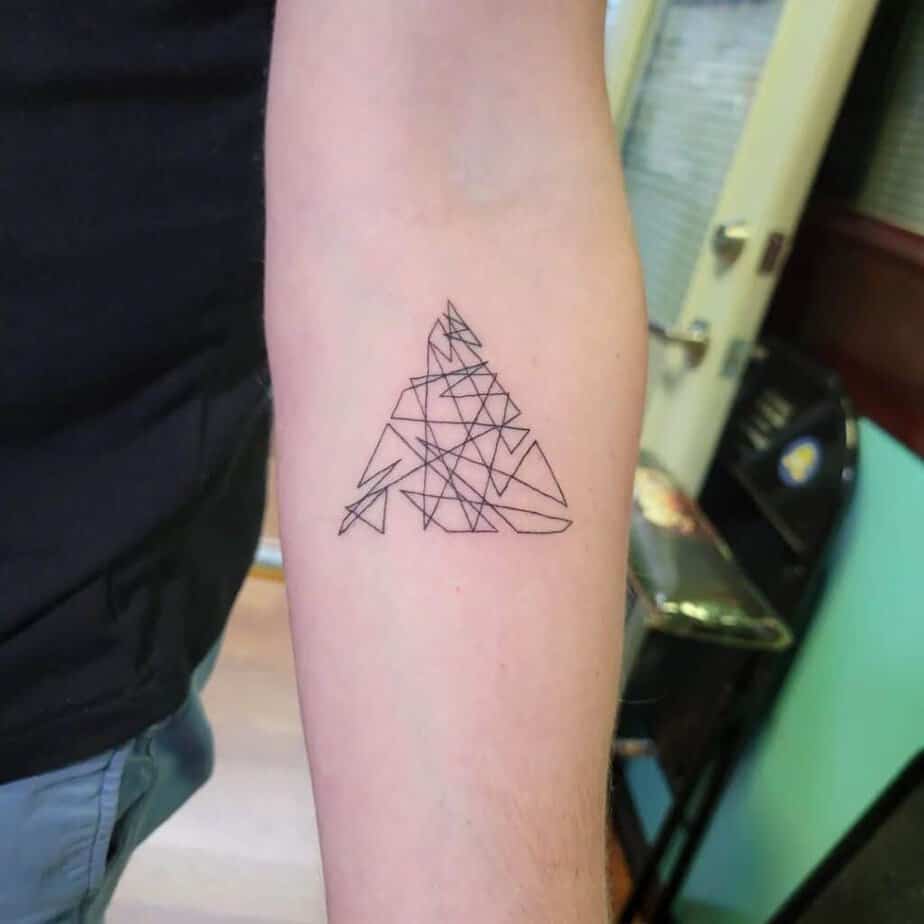10. Eine Dreiecks-Tätowierung mit Linien auf dem Unterarm
