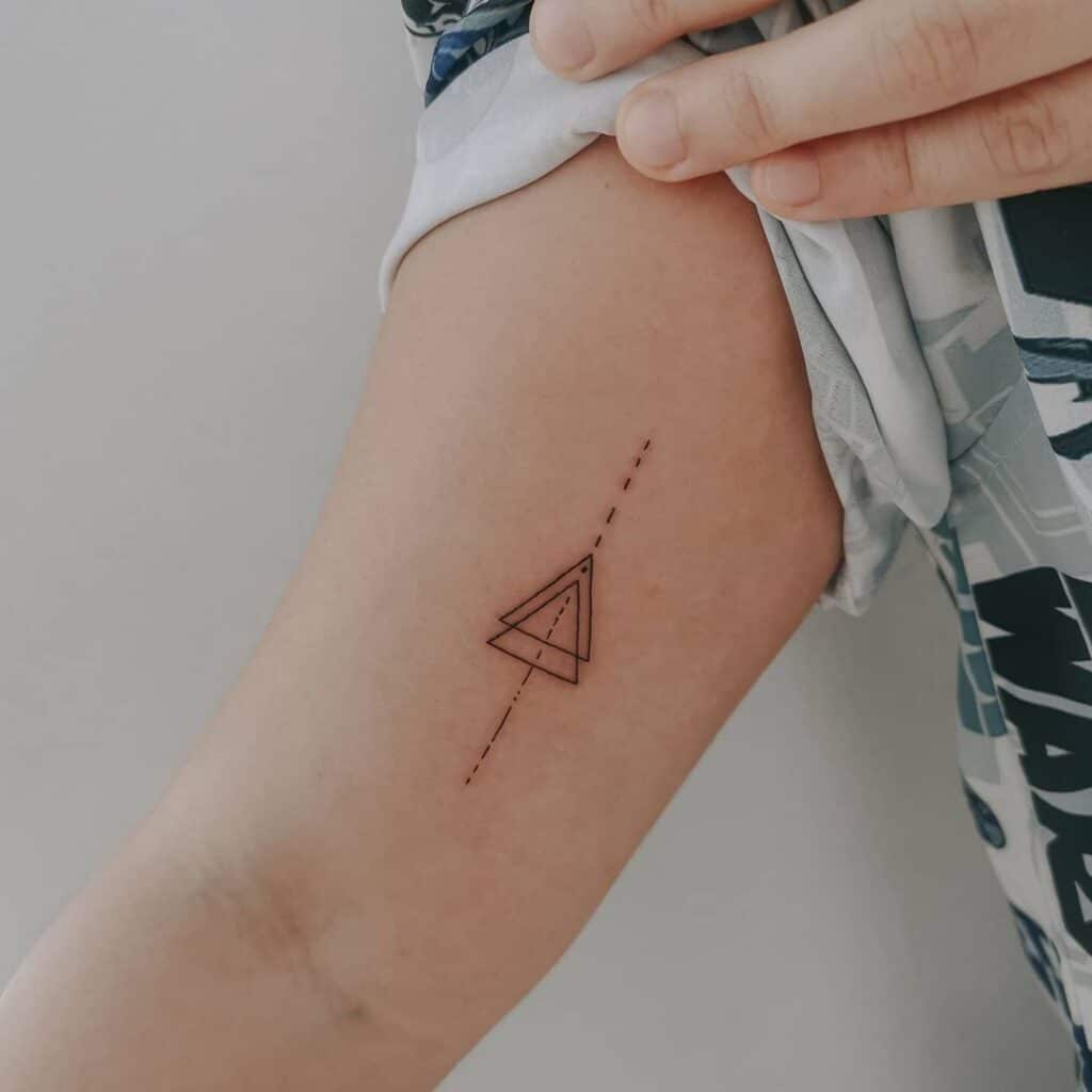11. Eine Tätowierung mit einem geometrischen Dreieck auf der Innenseite des Arms