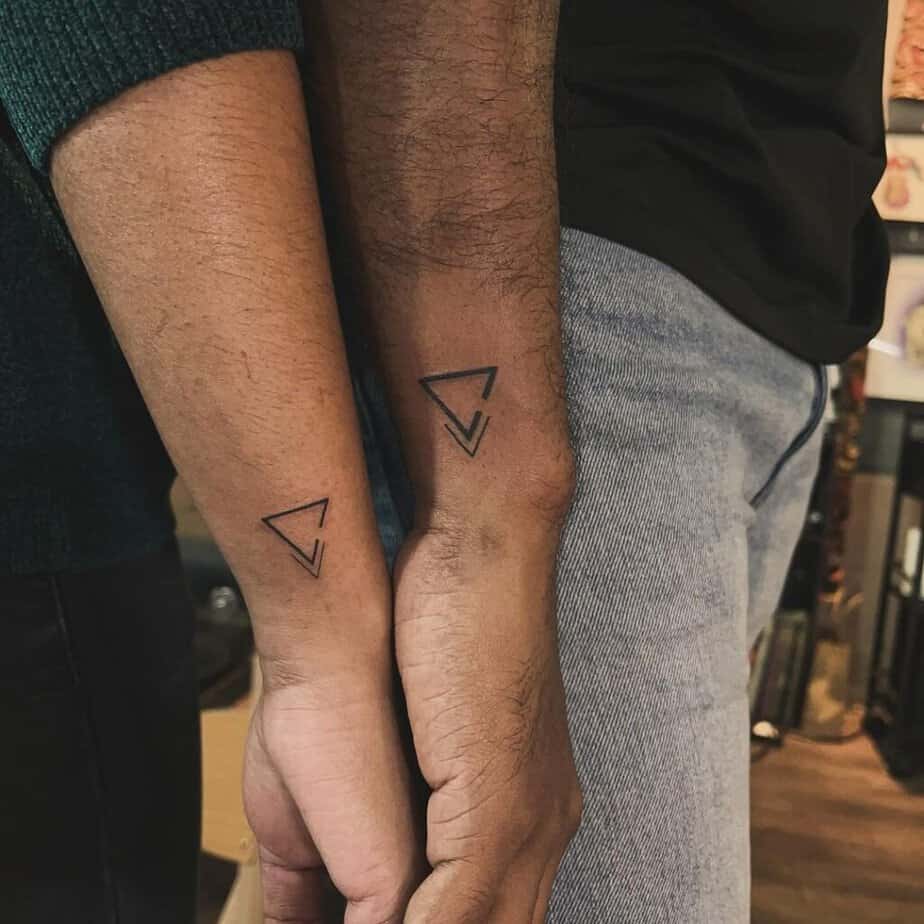 12. Ein passendes Dreiecks-Tattoo 