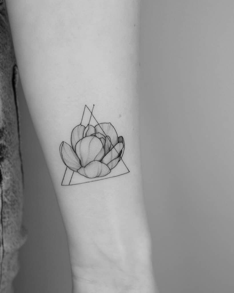 14. Ein Magnolien-Dreieck-Tattoo auf dem Arm