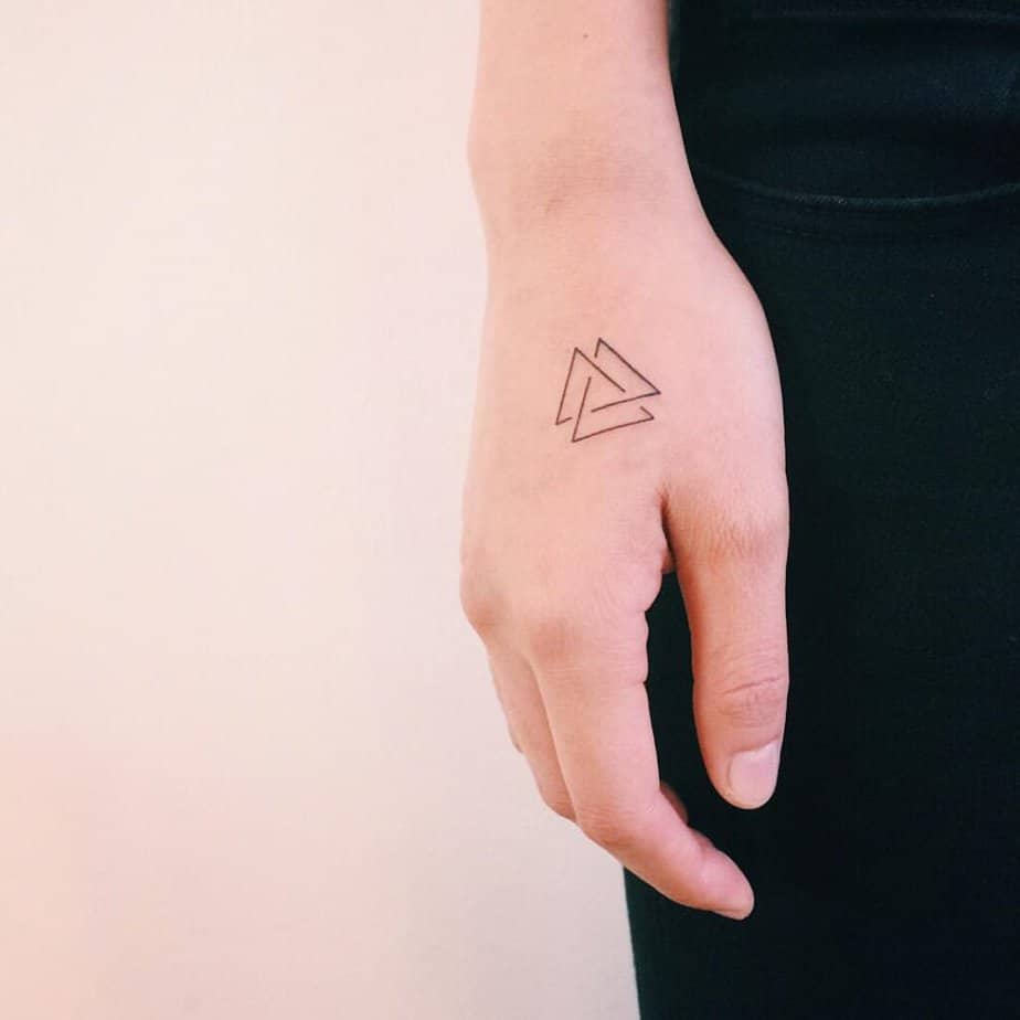 19. Ein einfaches und subtiles Dreieck-Tattoo auf der Hand