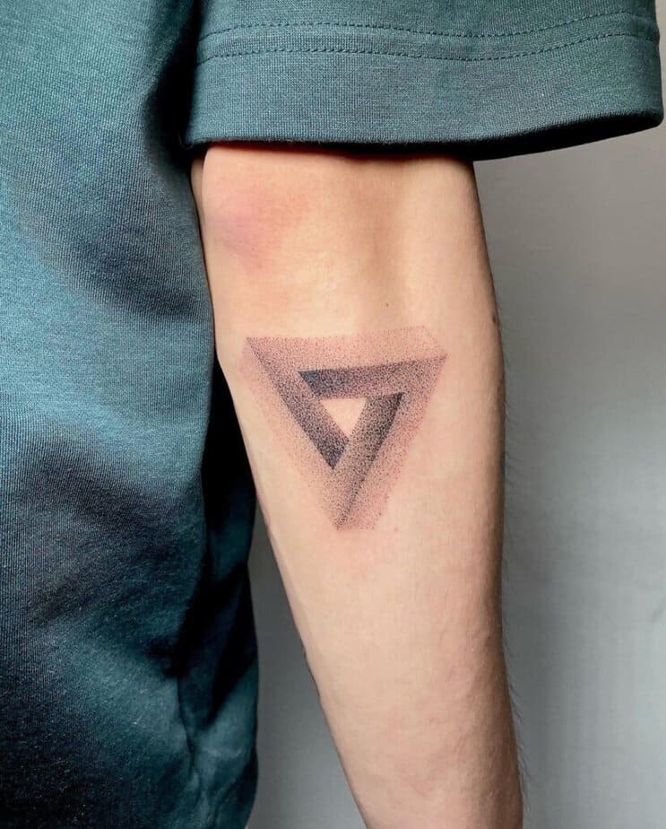 2. Ein gepunktetes Dreiecks-Tattoo auf der Rückseite des Arms
