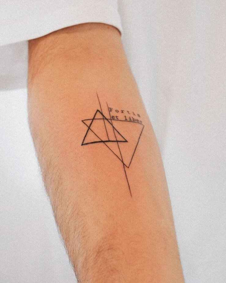 20. Ein Dreieck Tattoo mit einer Schrift 