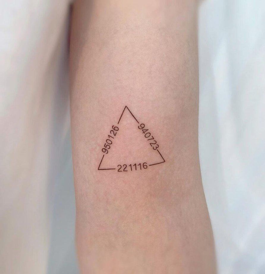 6. Ein Dreiecks-Tattoo mit Zahlen 