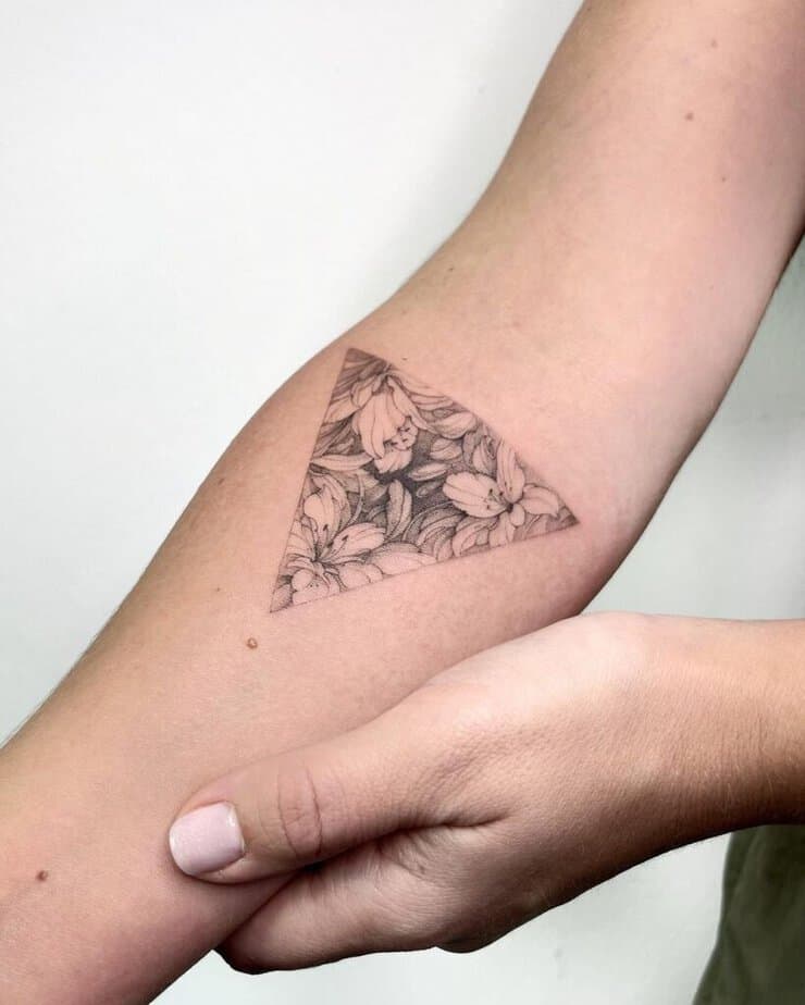 9. Ein florales Dreieckstattoo auf dem Unterarm
