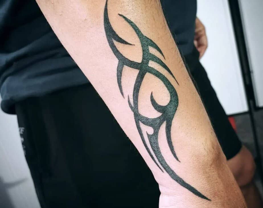 20 beeindruckende Tribal Tattoo Ideen, die Ihre Identität ehren