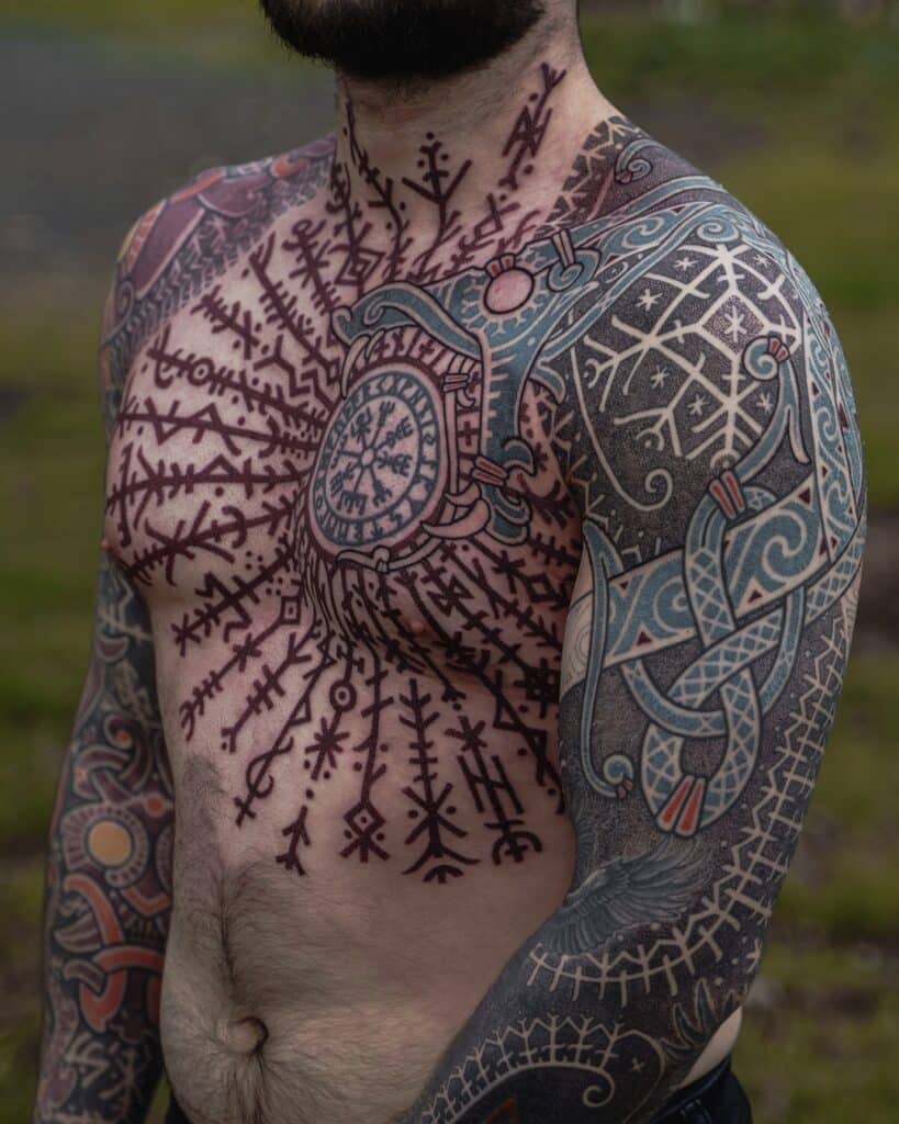 1. Episches nordisches Tattoo-Design mit zwei vollen Ärmeln & Brust