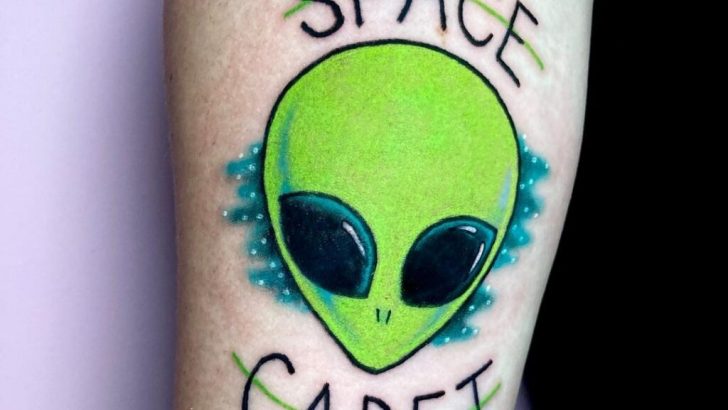 20 fesselnde Alien Tattoo Ideen, die es wagen, anders zu sein