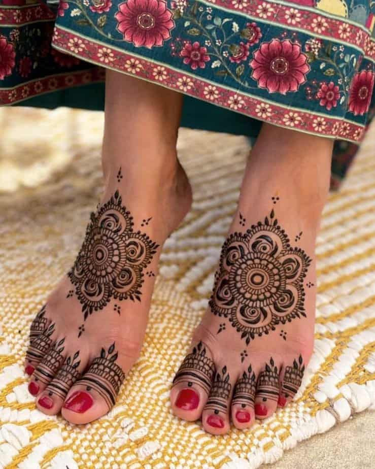 10. Eine Henna-Tätowierung an den Füßen 