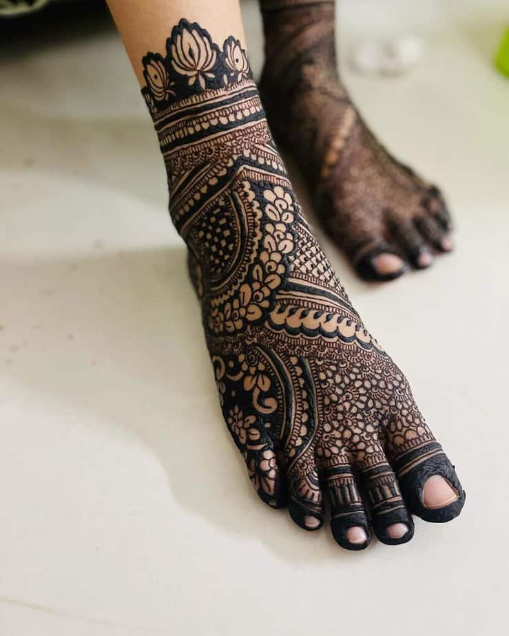 14. Eine schwarze Henna-Tätowierung an den Füßen 