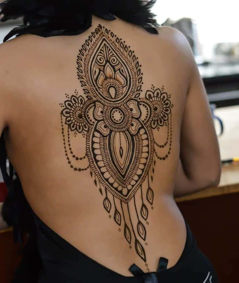 17. Eine Henna-Tätowierung auf dem Rücken 