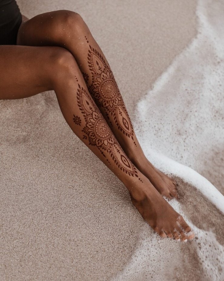 18. Eine Henna-Tätowierung an den Beinen 