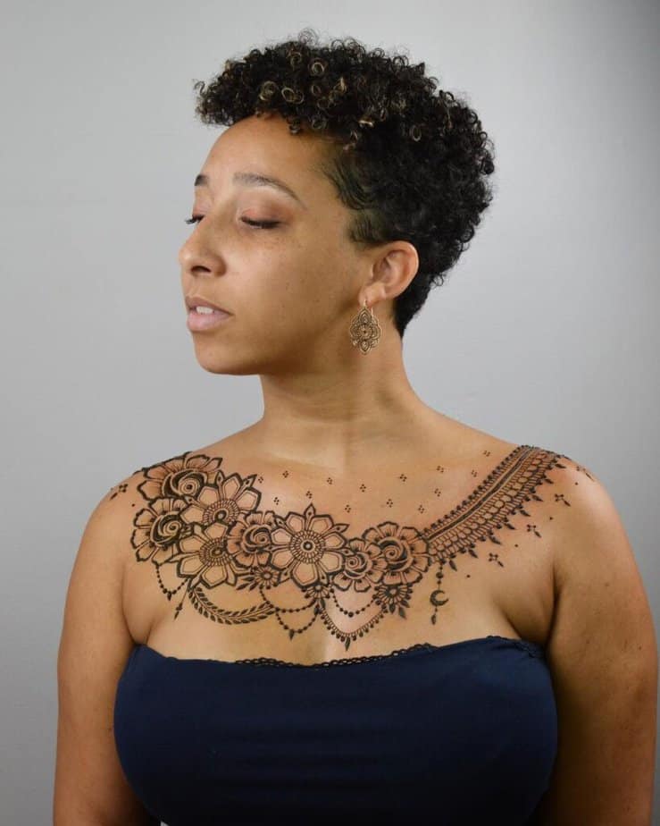 19. Eine Henna-Tätowierung auf der Brust 