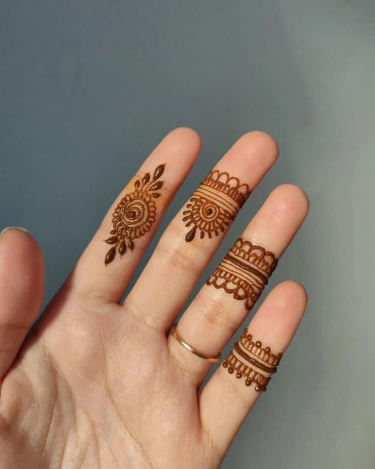 20. Eine Henna-Tätowierung auf den Fingern