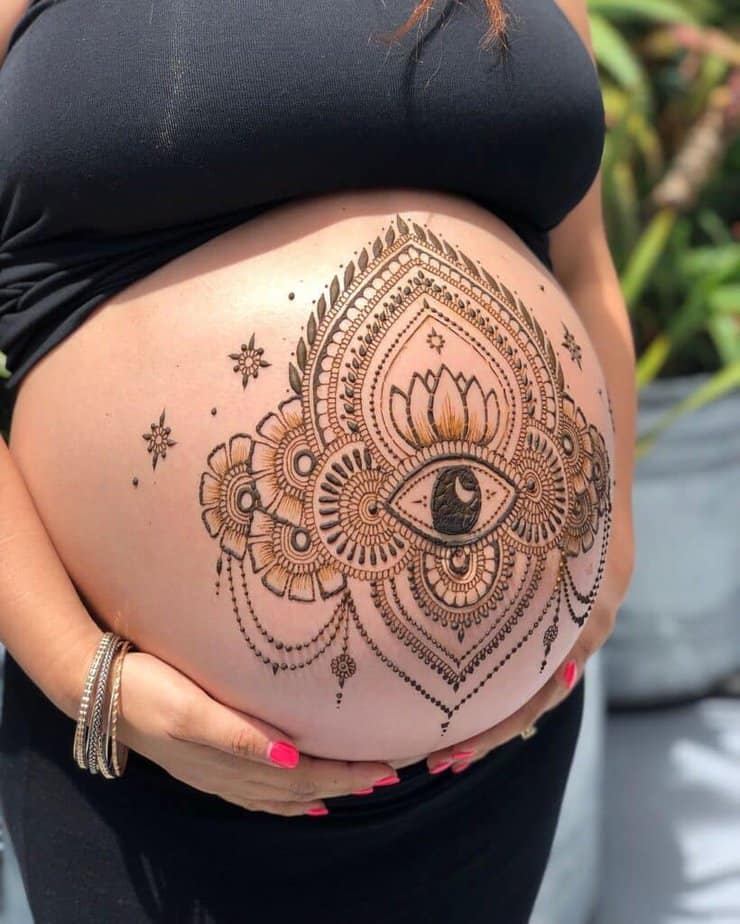 9. Ein Babybauch-Henna-Tattoo 